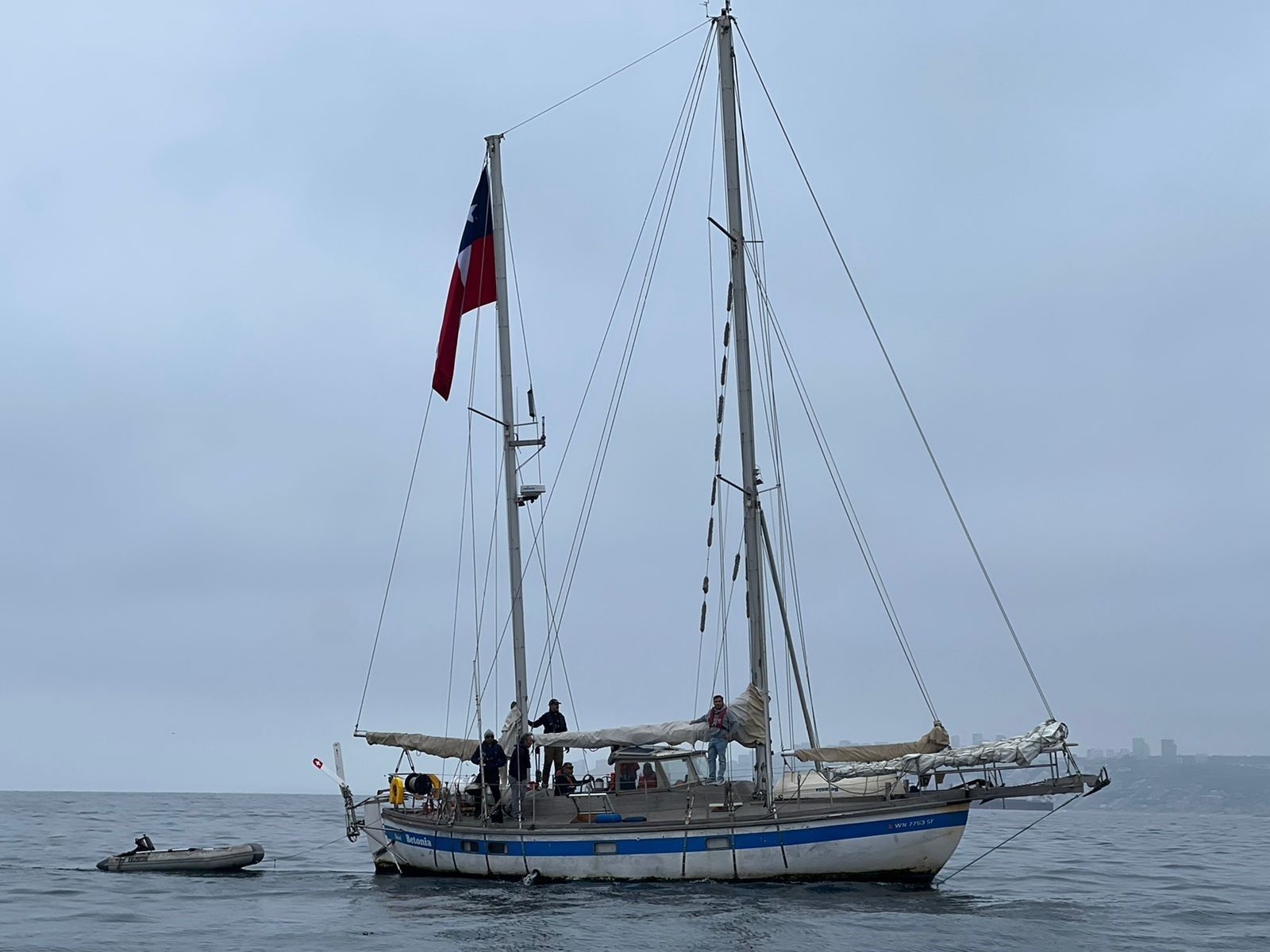Yate Betonia preparando zarpe en la bahía de Valparaíso