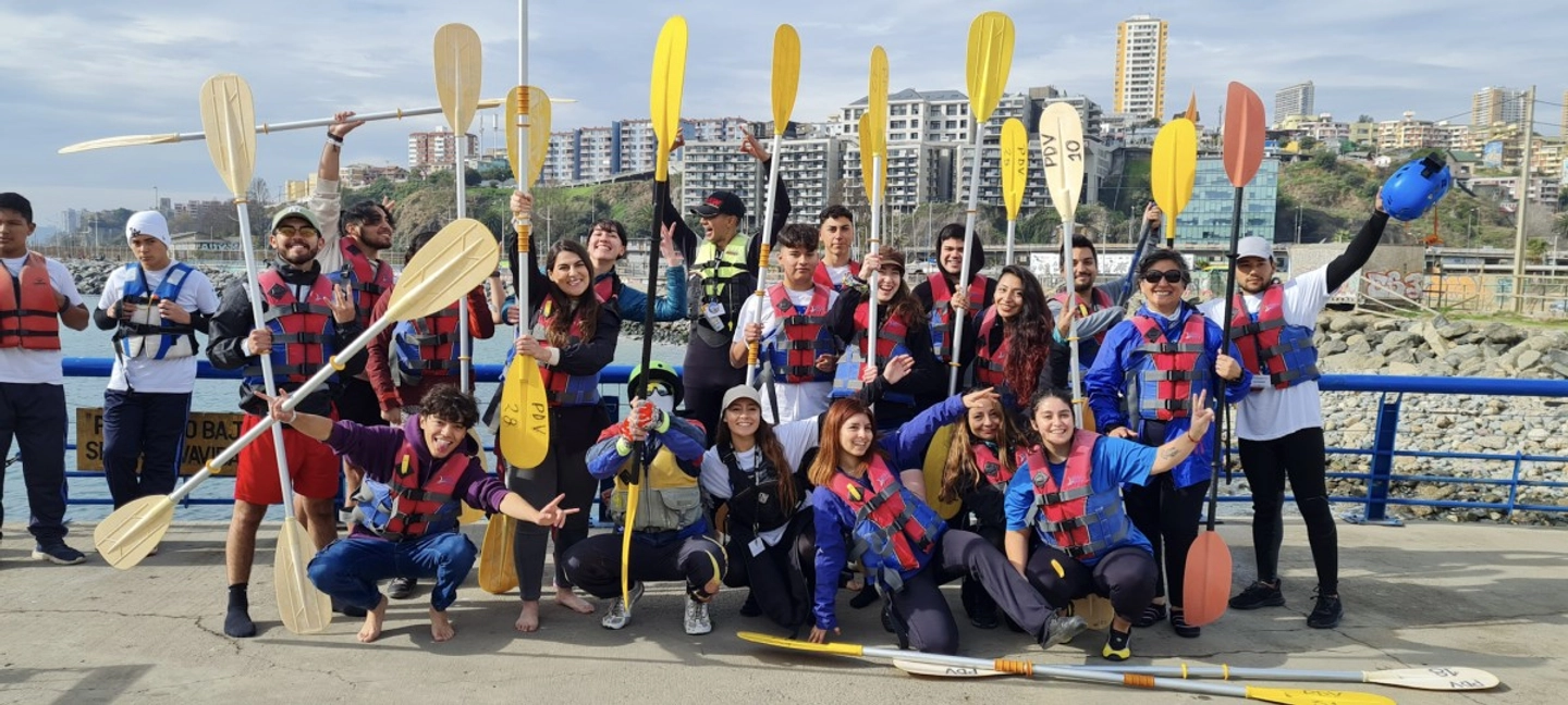 Participantes listos para embarcar en muelle Barón